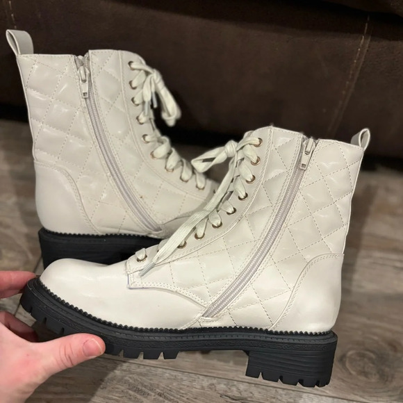 Bebe Women's White Dorienne B Studded Quilted Lace Up Combat Boots Size US 7.5 - Picture 4 of 10